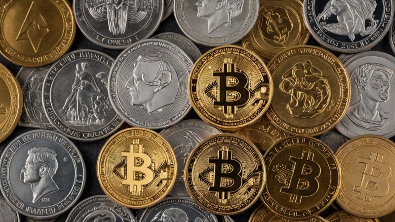 kryptovaluta, tradisjonelle valutaer, Bitcoin, Ethereum, investering, finans, volatilitet, stabilitet